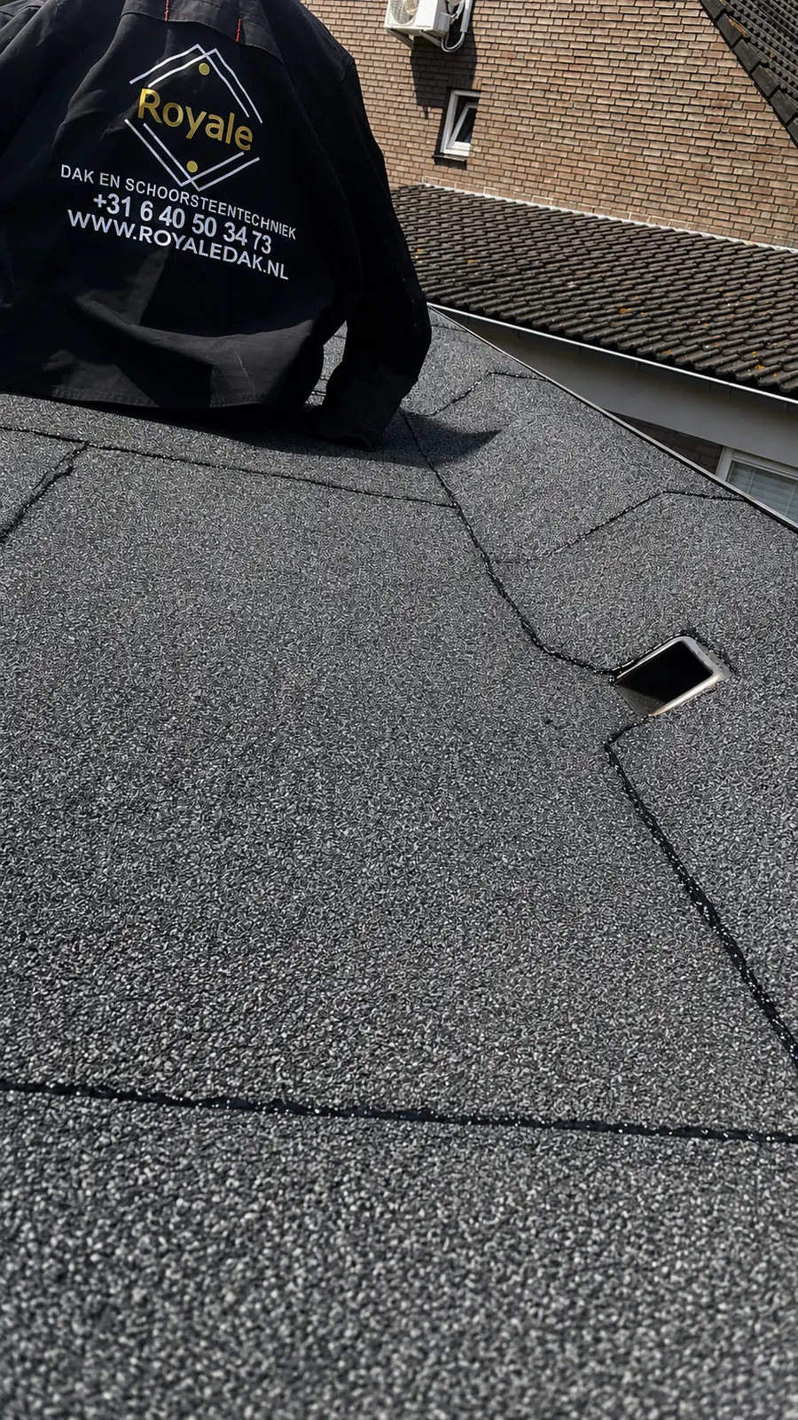Dakdekker van Royale Dak aan het werk op een bitumen dak