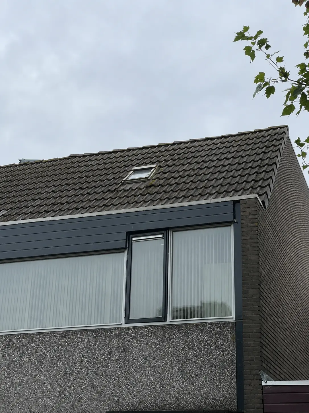 Verweerd pannendak vóór de dakrenovatie